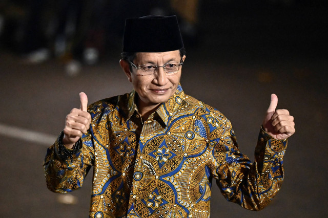 Imam Besar Masjid Istiqlal Nasaruddin Umar mengacungkan jempolnya kepada wartawan setibanya di kediaman Presiden Terpilih Prabowo Subianto, Kertanegara, Jakarta Selatan, Senin (14/10/2024). Foto: Aprillio Akbar/ANTARA FOTO