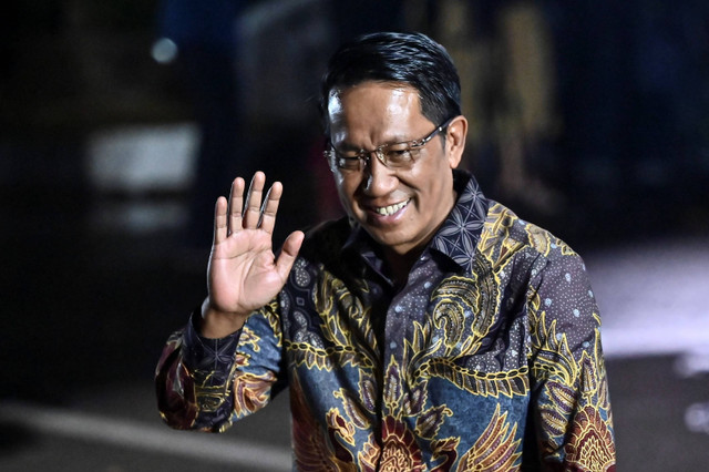 Menteri Hukum dan Hak Asasi Manusia Supratman Andi Agtas menyapa wartawan setibanya di kediaman Presiden Terpilih Prabowo Subianto, Kertanegara, Jakarta Selatan, Senin (14/10/2024). Foto: Aprillio Akbar/ANTARA FOTO