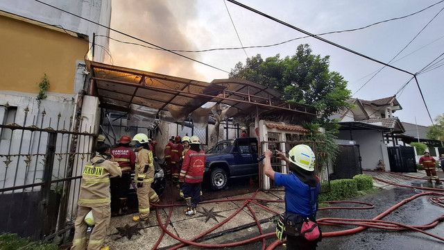 Kebakaran melanda sebuah rumah tinggal di Bintaro, Selasa (15/10), kebakaran disebabkan ledakan sepeda motor Foto: Aditia Noviansyah/kumparan