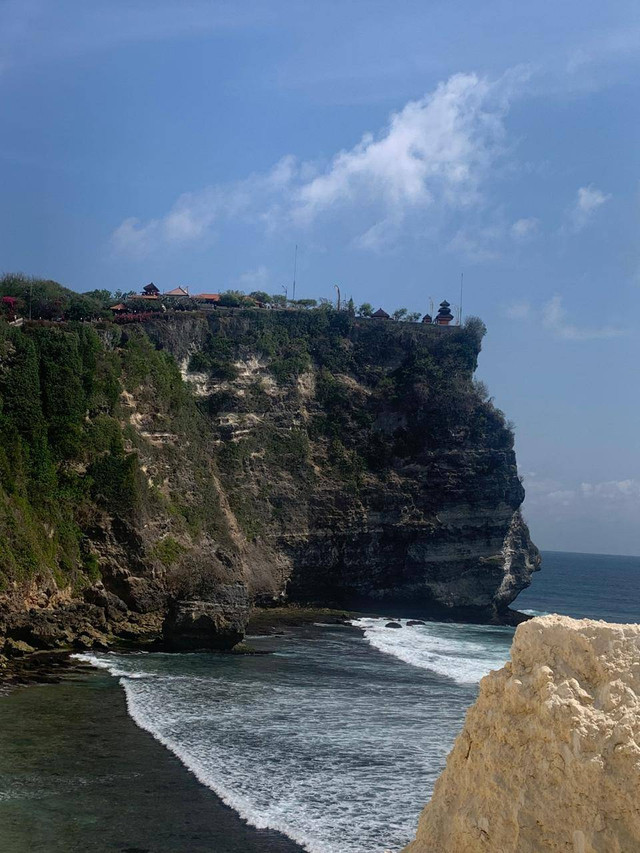 Tebing retak di Pura Uluwatu yang juga terancam abrasi di bagian bawah - IST