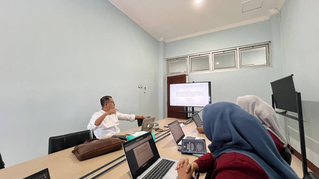 Diskusi Mahasiswa Magang MBKM bersama Kepala Kantor KPPU Kanwil VII DIY Jateng Bapak M. Hendry Setyawan, Sumber gambar : Dokumentasi pribadi Ghailan Maulidy Azra di Ruang sidang 2 KPPU