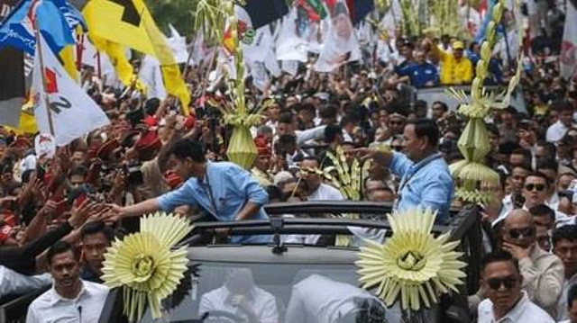 Prabowo dan Gibran berangkat ke KPU untuk melakukan pendaftaran calon presiden dan wakil presiden. (sc: shutterstock)