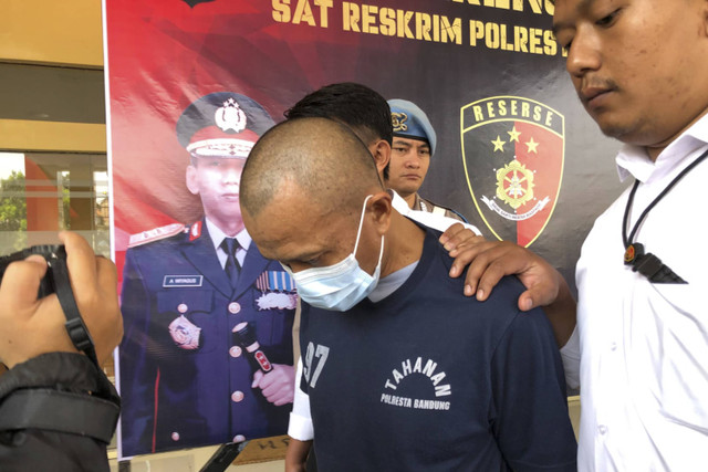 Tersangka kasus pencabulan di Kabupaten Bandung K (54 tahun) digelandang polisi di Mapolresta Bandung, Selasa (15/10/2024). Foto: Robby Bouceu/kumparan