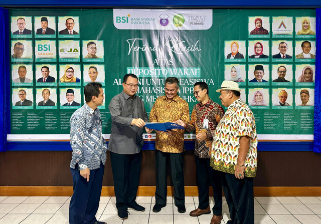 Rektor IPB University Arif Satria (dua dari kiri) bersama dengan SVP Islamic Ecosystem Solution BSI Muhammad S. Habiby (empat dari kiri) berbicang bersama saat pemberian sertifikat Deposito Wakaf BSI. Foto: Dok. BSI