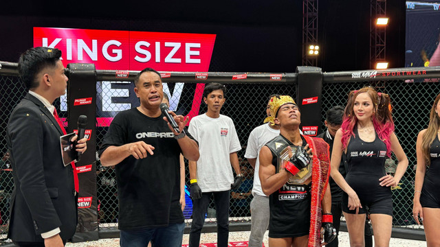 Ardi Bakrie (kaos hitam) di One Pride MMA 83 di GOR UNY, Sabtu (12/10). Foto: Muhammad Hafiq/Pandangan Jogja