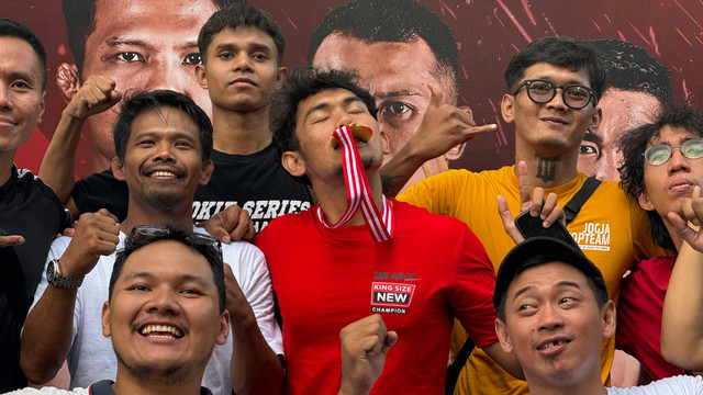 Fighter MMA asal Jogja, Zacky Fuadi (kaos merah). Foto: Nawalre Bujanadi/Pandangan Jogja