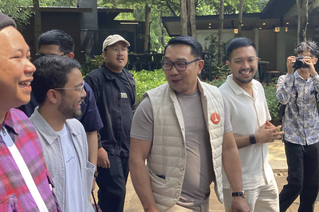 Calon Gubernur Jakarta nomor urut satu Ridwan Kamil berbincang dengan warga saat berkeliling meninjau Urban Forest Cipete, Jakarta Selatan, Selasa (15/10/2024). Foto: Alya Zahra/Kumparan