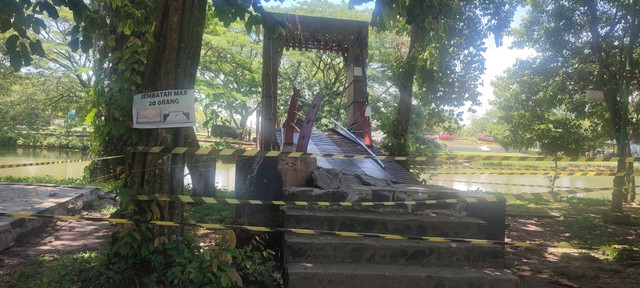 Jembatan penyeberangan danau di Taman Cadika, Kota Medan, roboh. Foto: Dok Istimewa