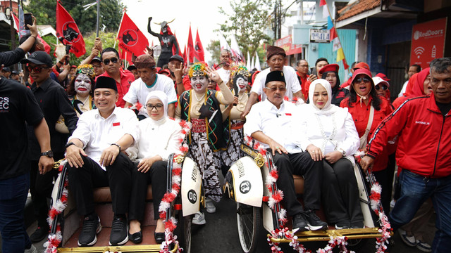 Pasangan Eri Cahyadi dan Armuji saat mendaftar ke KPU Surabaya beberapa waktu lalu. Foto: Jubir Eri-Armuji