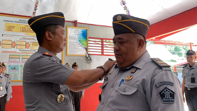 Kalapas Tahuna Sematkan Tanda Kenaikan Pangkat Kepada 2 Pegawai