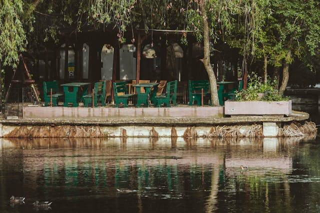 Cafe tepi sungai di Malang, foto hanya ilustrasi, bukan tempat sebenarnya: Pexels/Vlad Ioan