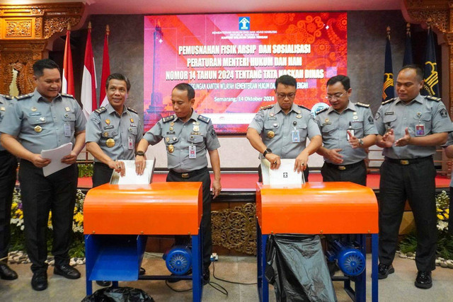 Ciptakan Tata Kelola Kearsipan Yang Baik, Kemenkumham Jateng Musnahkan Fisik Arsip dan Sosialisasikan Permenkumham Tata Naskah Dinas