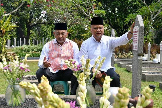 Ahmad Syaikhu dan Ilham Habibie di TMP Kalibata (makam Presiden BJ Habibie).