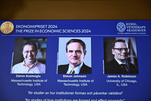 Sekretaris tetap Akademi Ilmu Pengetahuan Hans Ellegren, Jakob Svensson dan Jan Teorell, dari Majelis Nobel di Riksbank Swedia mengumumkan hadiah Riksbank Swedia di bidang ilmu ekonomi untuk mengenang Alfred Nobel 2024 di Swedia, Senin  (14/10/2024). Foto: Christine Olsson/TT via REUTERS