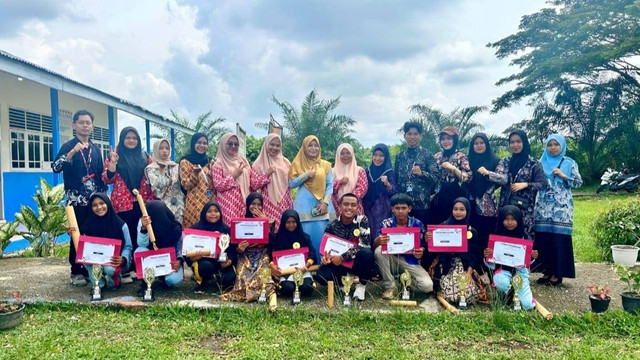 Foto Bersama dengan Pihak MTs dan Para Pemenang Lomba