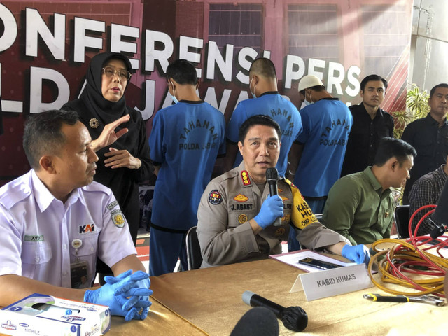 Polda Jawa Barat gelar jumpa pers ungkap kasus pencurian rel kereta api di Mapolda Jawa Barat, Selasa (15/10/2024). Foto: Robby Bouceu/kumparan