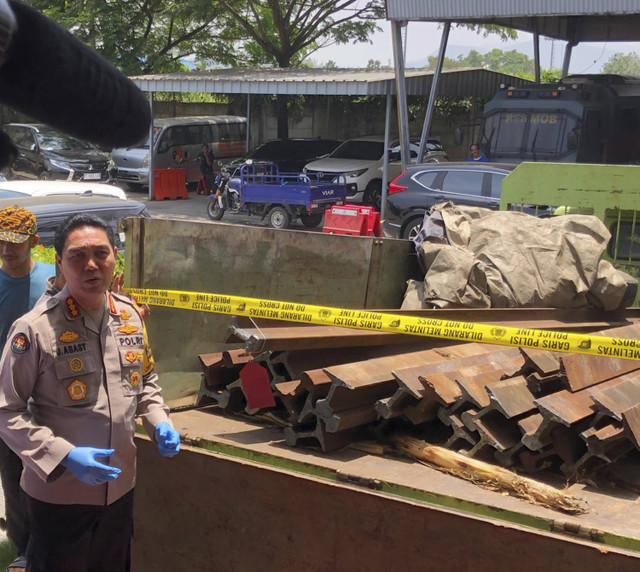 Barang bukti berupa truk plus batangan rel dengan total berat 5,2 ton yang dicuri di daerah Karawang, Jawa Barat. Foto: Robby Bouceu/kumparan