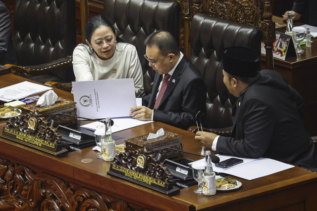 Ketua DPR Puan Maharani (kiri) berbincang dengan Wakil Ketua DPR Sufmi Dasco Ahmad (tengah) pada Rapat Paripurna DPR Ke-3 Masa Persidangan I Tahun Sidang 2024-2025 di Kompleks Parlemen, Senayan, Jakarta, Selasa (15/10/2024). Foto: Dhemas Reviyanto/ANTARA FOTO