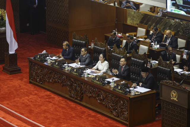 Ketua DPR Puan Maharani (kiri) berbincang dengan Wakil Ketua DPR Sufmi Dasco Ahmad (tengah) pada Rapat Paripurna DPR Ke-3 Masa Persidangan I Tahun Sidang 2024-2025 di Kompleks Parlemen, Senayan, Jakarta, Selasa (15/10/2024). Foto: Dhemas Reviyanto/ANTARA FOTO