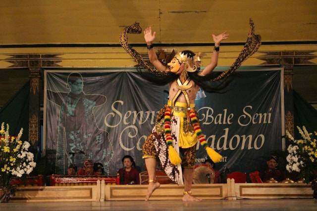 Gedung Wayang Orang Sriwedari. Foto Hanya Ilustrasi Bukan Tempat Sebenarnya. Sumber Foto: Unsplash.com/Muhammad Adin Samudro