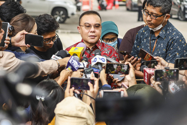 Ketua Harian Partai Gerindra Sufmi Dasco Ahmad menjawab pertnyaan awak media di kediaman presiden terpilih Prabowo Subianto, Kertanegara, Jakarta Selatan, Selasa (15/10/2024).  Foto: Iqbal Firdaus/kumparan