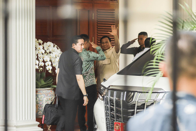 Presiden terpilih periode 2024-2029 Prabowo Subianto melambaikan tangan ke awak media saat tiba di kediamannya di Kertanegara, Jakarta Selatan, Selasa (15/10/2024). Foto: Iqbal Firdaus/kumparan