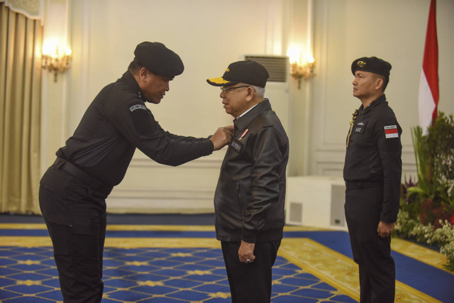 Kepala Staf TNI Angkatan Laut Laksamana TNI Muhammad Ali (kiri) menyematkan Brevet Kehormatan Hiu Kencana kepada Wakil Presiden Ma'ruf Amin (tengah) di Auditorium Istana Wakil Presiden, Jakarta, Selasa (15/10/2024). Foto: Indrianto Eko Suwarso/ANTARA FOTO