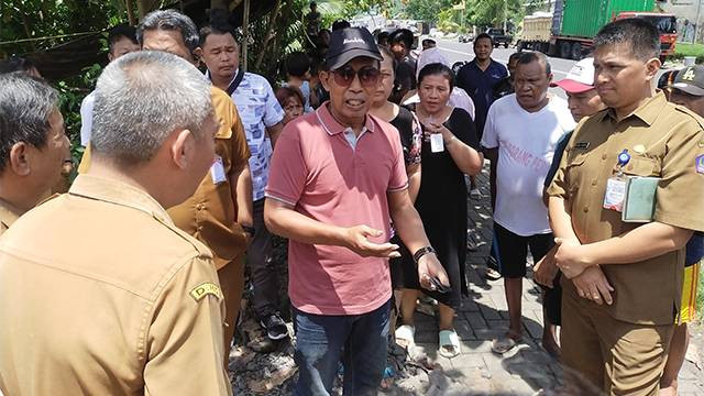 Sekretaris Aliansi Masyarakat Peduli Lingkungan Tolak Reklamasi (AMPLTR), Piter Sasundame, saat berdiskusi dengan perwakilan pemerintah di lokasi Reklamasi Teluk Manado.