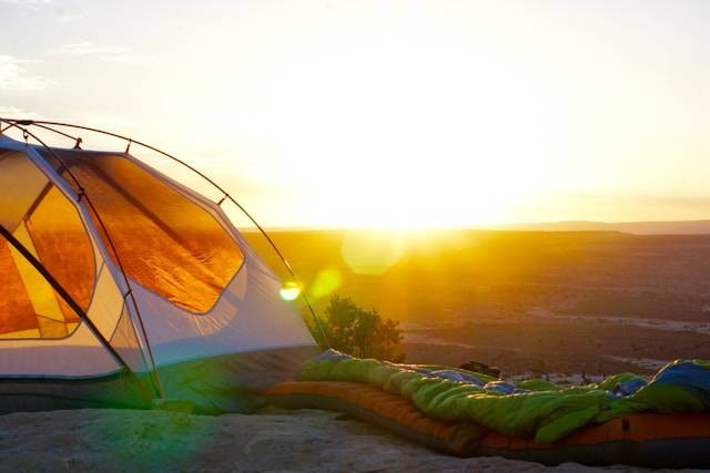 Samalengoh Camp. Foto hanya ilustrasi, bukan tempat sebenarnya. Sumber: Unsplash/Jack Sloop