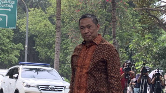 Ketua umum Partai Gelora Anis Matta berjalan saat tiba di kediaman presiden terpilih Prabowo Subianto, Kertanegara, Jakarta Selatan, Selasa (15/10/2024). Foto: Luthfi Humam/kumparan