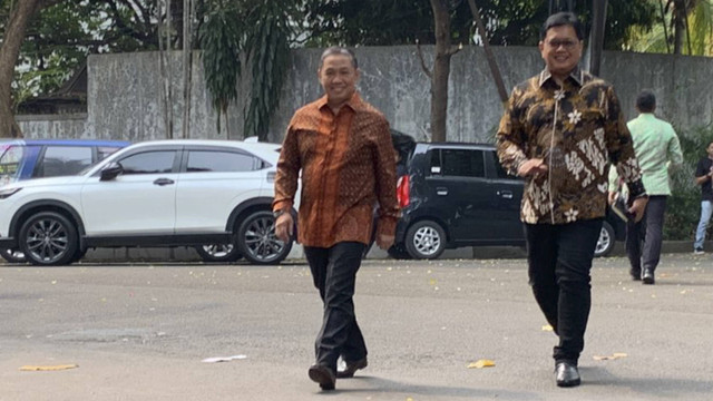 Ketua umum Partai Gelora Anis Matta bersama wakil ketua umum Viva Yoga Mauladi berjalan saat tiba di kediaman presiden terpilih Prabowo Subianto, Kertanegara, Jakarta Selatan, Selasa (15/10/2024). Foto: Luthfi Humam/kumparan