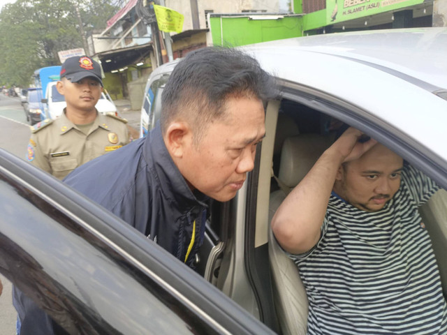 Pengendara mobil yang mabuk di periksa oleh polisi di Tebet, Jakarta Selatan, Selasa (15/10/2024). Foto: Rachmadi Rasyad/kumparan