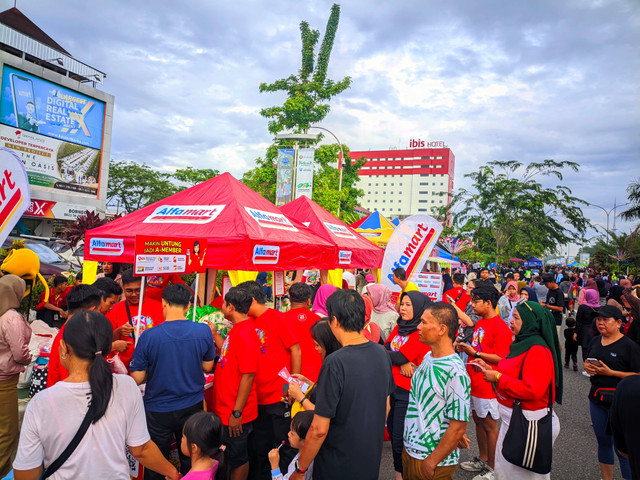 Alfamart bagi-bagi tas ramah lingkungan. Foto: Dok. Alfamart