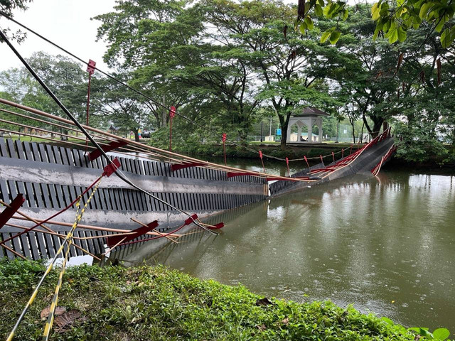 Melihat Jembatan Danau 'Taman Cadika Medan' Yang Roboh, Fondasinya ...