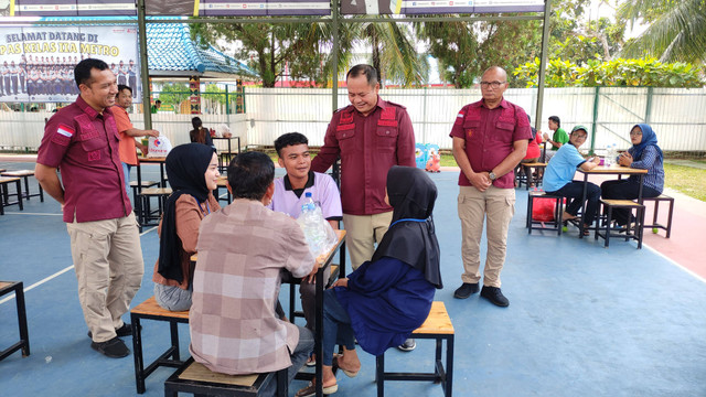 Foto Kepala Lapas Metro Saat Berbincang Dengan Masyarakat Pengguna Layanan