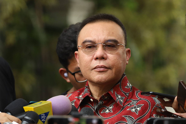 Ketua harian Partai Gerindra Sufmi Dasco Ahmad tiba di kediaman Presiden terpilih Prabowo Subianto di Jalan Kertanegara, Jakarta Selatan, Selasa (15/10/2024). Foto: Iqbal Firdaus/kumparan