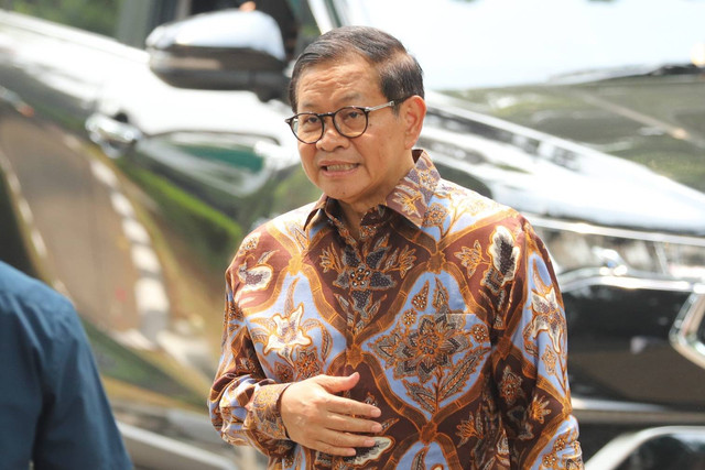 Pramono Anung mendatangi kediaman Presiden terpilih Prabowo Subianto di Jalan Kertanegara, Jakarta Selatan, Selasa (15/10/2024). Foto: Iqbal Firdaus/kumparan