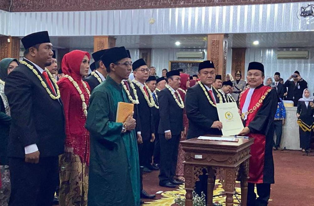 Pelantikan 50 anggota DPRD Kabupaten Cirebon periode 2024-2029 resmi dilantik di Gedung DPRD setempat, Selasa (17/9). Foto: Tarjoni/Ciremaitoday