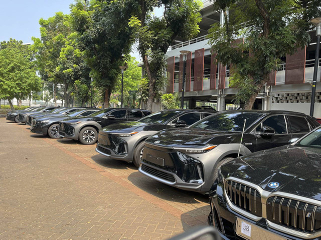 Mobil listrik Toyota bZ4X jelang persiapan pelantikan Presiden terpilih Prabowo Subianto dan Wakil Presiden terpilih Gibran Rakabuming Raka di Jakarta. Foto: Fitra Andrianto/kumparan