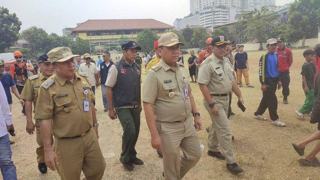 Wali Kota Jakarta Barat, Uus Kuswanto (tengah), saat meninjau lokasi kebakaran di Tambora, Jakarta Barat, pada Selasa (15/10/2024). Foto: Rachmadi Rasyad/kumparan