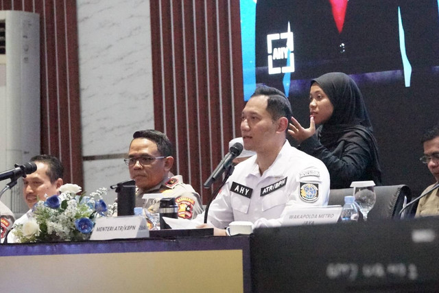 Menteri Agraria dan Tata Ruang/Badan Pertanahan Nasional (ATR/BPN) Agus Harimurti Yudhoyono (AHY) bersama Polres Metro Bekasi menggelar konferensi mafia tanah Rp 7,9 miliar, Selasa (15/10/20214). Foto: Instagram/@humaspolresmetrobekasi  