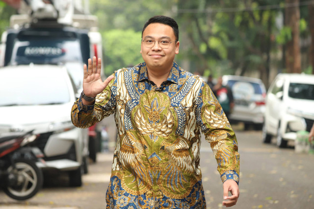 Wamen Kominfo Angga Raka Prabowo mendatangi kediaman Presiden terpilih Prabowo Subianto di Jalan Kertanegara, Jakarta Selatan, Selasa (15/10/2024). Foto: Iqbal Firdaus/kumparan