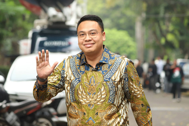 Wamen Kominfo Angga Raka Prabowo mendatangi kediaman Presiden terpilih Prabowo Subianto di Jalan Kertanegara, Jakarta Selatan, Selasa (15/10/2024).  Foto: Iqbal Firdaus/kumparan