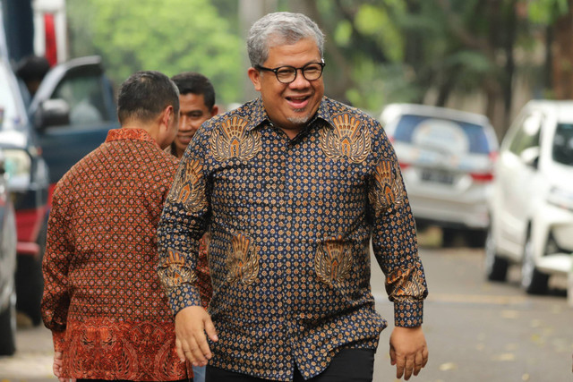 Waketum Partai Gelora Fahri Hamzah mendatangi kediaman Presiden terpilih Prabowo Subianto di Jalan Kertanegara, Jakarta Selatan, Selasa (15/10/2024).  Foto: Iqbal Firdaus/kumparan