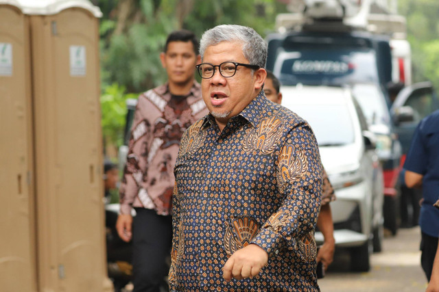 Waketum Partai Gelora Fahri Hamzah mendatangi kediaman Presiden terpilih Prabowo Subianto di Jalan Kertanegara, Jakarta Selatan, Selasa (15/10/2024).  Foto: Iqbal Firdaus/kumparan