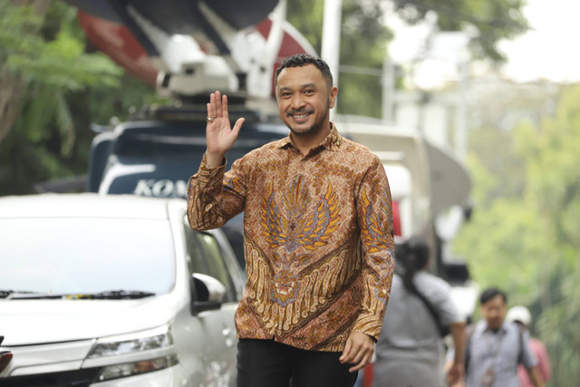 Dewan Pembina PSI Giring Ganesha melambaikan tangan ke awak media saat tiba di kediaman presiden terpilih Prabowo Subianto, Kertanegara, Jakarta Selatan, Selasa (15/10/2024). Foto: Iqbal Firdaus/kumparan