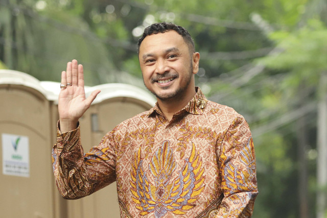 Dewan Pembina PSI Giring Ganesha melambaikan tangan ke awak media saat tiba di kediaman presiden terpilih Prabowo Subianto, Kertanegara, Jakarta Selatan, Selasa (15/10/2024). Foto: Iqbal Firdaus/kumparan