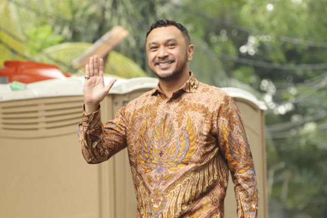 Dewan Pembina PSI Giring Ganesha melambaikan tangan ke awak media saat tiba di kediaman presiden terpilih Prabowo Subianto, Kertanegara, Jakarta Selatan, Selasa (15/10/2024). Foto: Iqbal Firdaus/kumparan