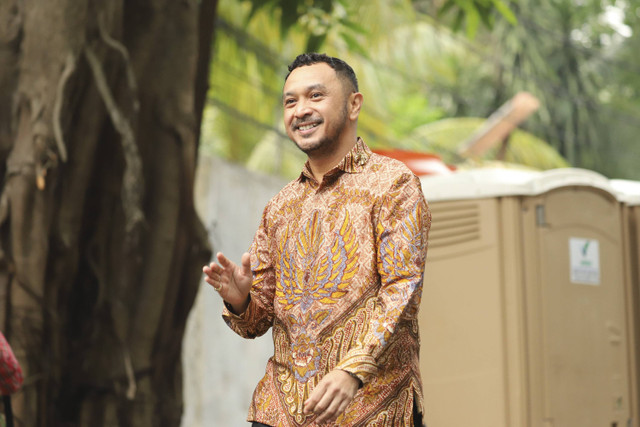 Dewan Pembina PSI Giring Ganesha berjalan saat tiba di kediaman presiden terpilih Prabowo Subianto, Kertanegara, Jakarta Selatan, Selasa (15/10/2024). Foto: Iqbal Firdaus/kumparan