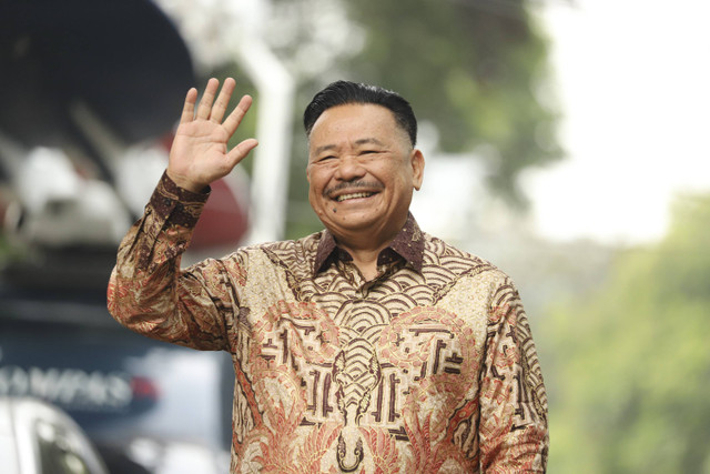 Pengacara Otto Hasibuan berjalan saat tiba di kediaman presiden terpilih Prabowo Subianto, Kertanegara, Jakarta Selatan, Selasa (15/10/2024). Foto: Iqbal Firdaus/kumparan